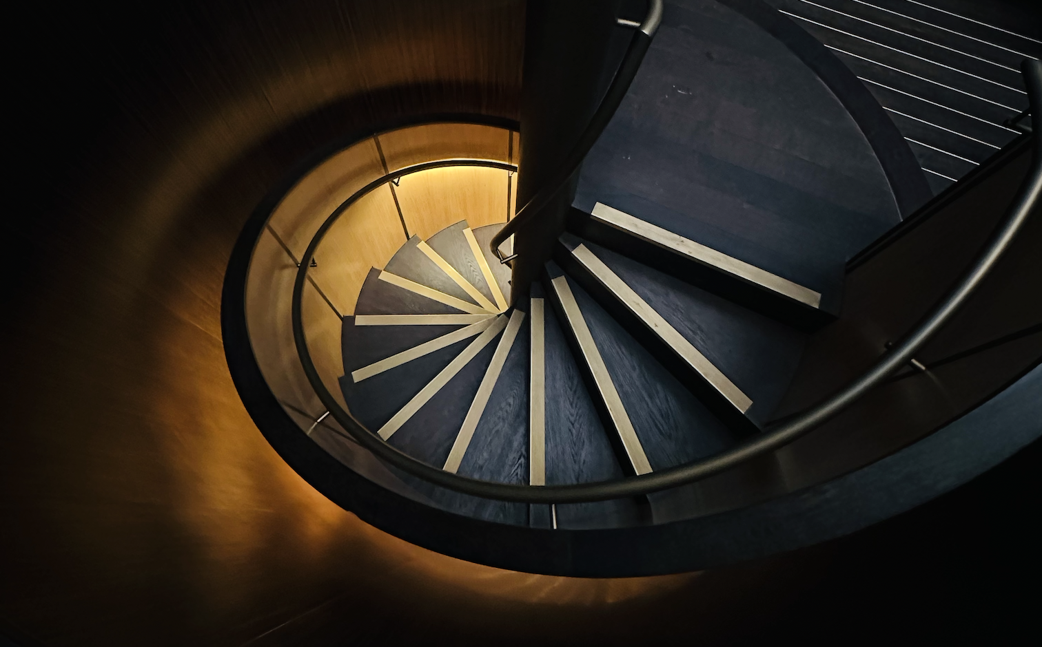 Crafting the Curve of the Helical Staircase – A Study in Art and Engineering